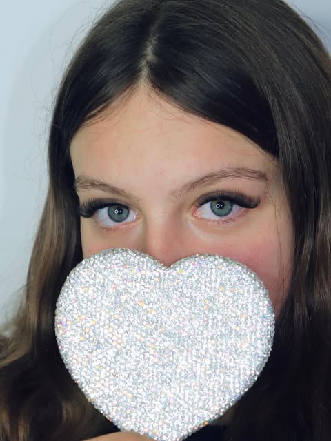 Lash extensions by Ester — client with heart mirror